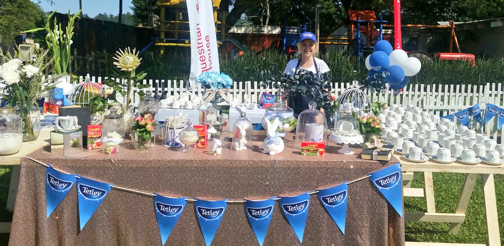 Teacher_Tracy_'s tweet photo. Where the magic happens😍 #TeaTime #Funday #summer #boil #StirUp #SmileMore #sundaze #sparkledarling #Blues #Balloons @tetley_teafolk ❤ https://t.co/rZ0NUt6uhN