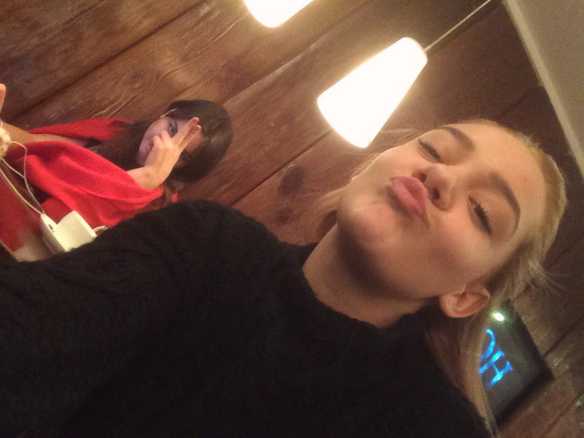 levacheva's tweet photo. Всю ночь просидела со мной и помогала делать мою сраную учебу 😪 Спасибо @tigrovay https://t.co/UteLgmDGMJ