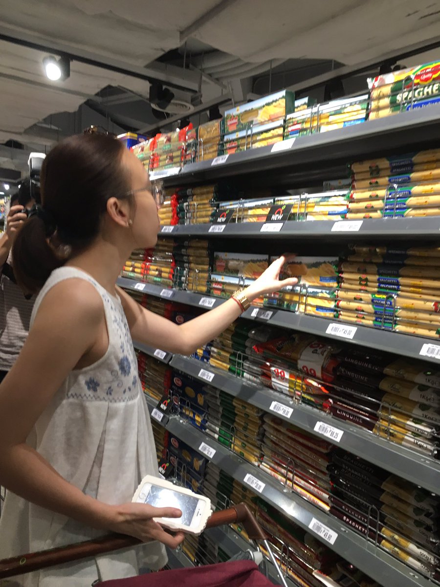 contadinaph's tweet photo. #HappeningNow at Robinsons Selections, Venice Grand Mall: @contadinaph supermarket raid with @chichajo, @animetric, @marjsia and more! https://t.co/hhpCUpTHgu