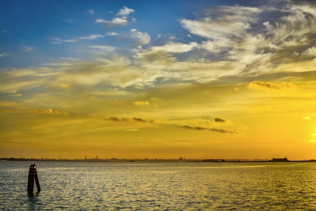 NebbioloNerd's tweet photo. #Burano sunset. #venezia #homesick #paradise #foodinvenice https://t.co/BYdQsuEXzm