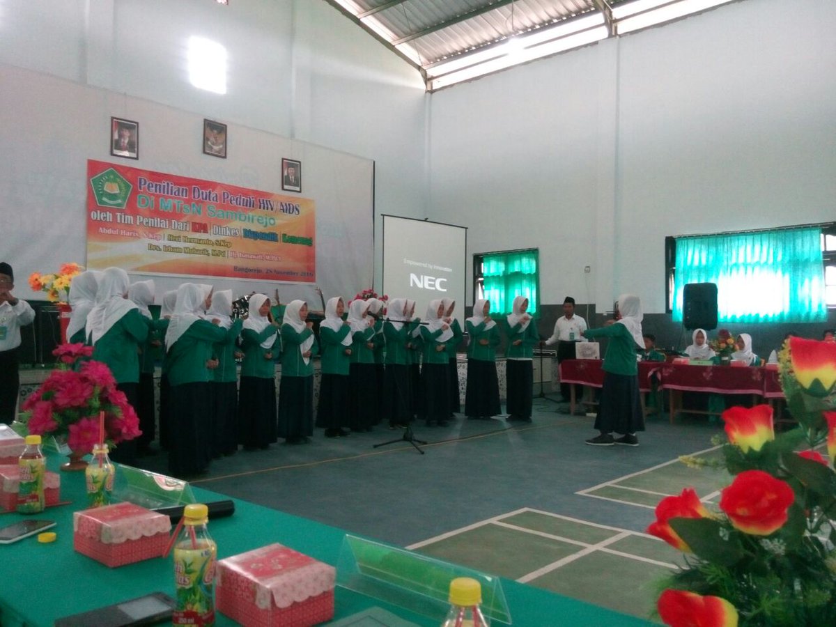 Dinkesbwi's tweet photo. Penilaian Duta HIV/AIDS di MTsN Sambirejo Kec Bangorejo @a_azwarnas @Rio_WL @WaluyoDinkesBW1 @banyuwangi_kab @kpakabbwi https://t.co/3dDgq3KI68