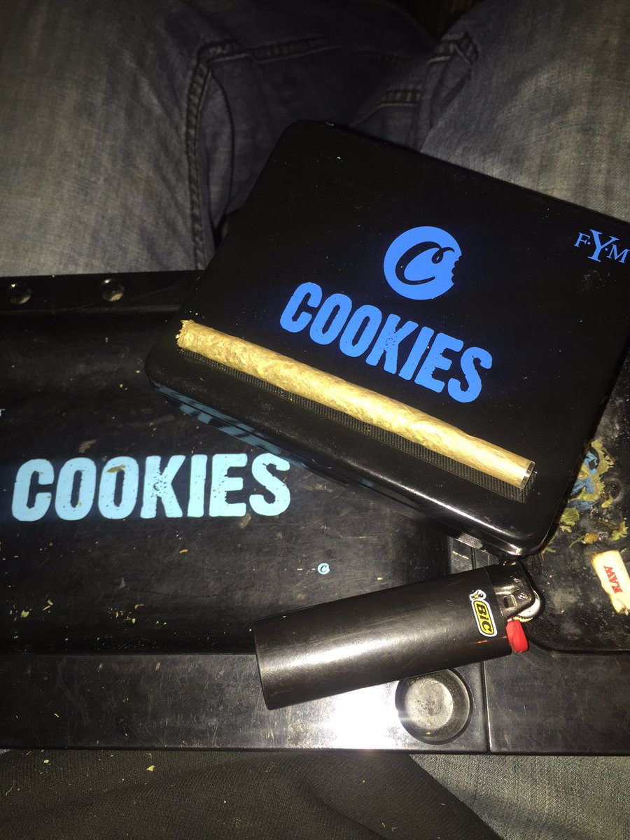 Dylangriffith30's tweet photo. The Cookies roller is awesome. Perfect every time #cookiessf #raw #danktips #glasstip #cookiestray #cookiesroller #cookiesinmyjay @berner415 https://t.co/ApKViVH9D6