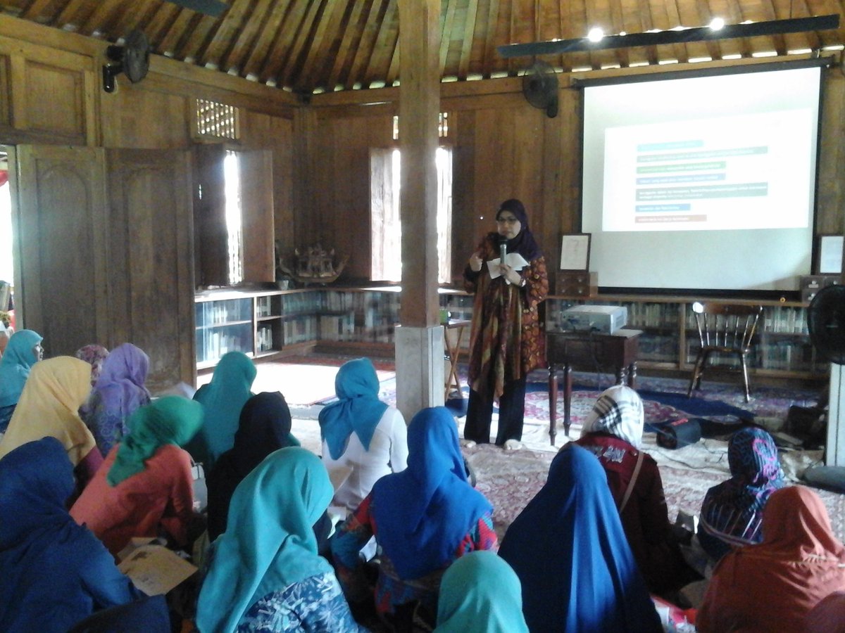Mawar_Merah07's tweet photo. Tema #SeminarGuru "Penerapan Kecerdasan Majemuk dlm proses pembelajaran" diisi 
 Heni Lestari S.Pd, M.Si &amp; dra.Nana Mazna M.Si. @PKSJaksel https://t.co/xnlb1KORjU