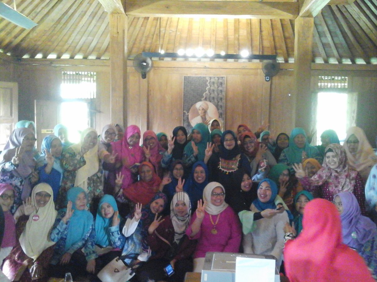 Mawar_Merah07's tweet photo. Insya Allah semua peserta #SeminarGuru mendukung paslon no 3 ini. @PKSJaksel https://t.co/OnY0zWQRaO