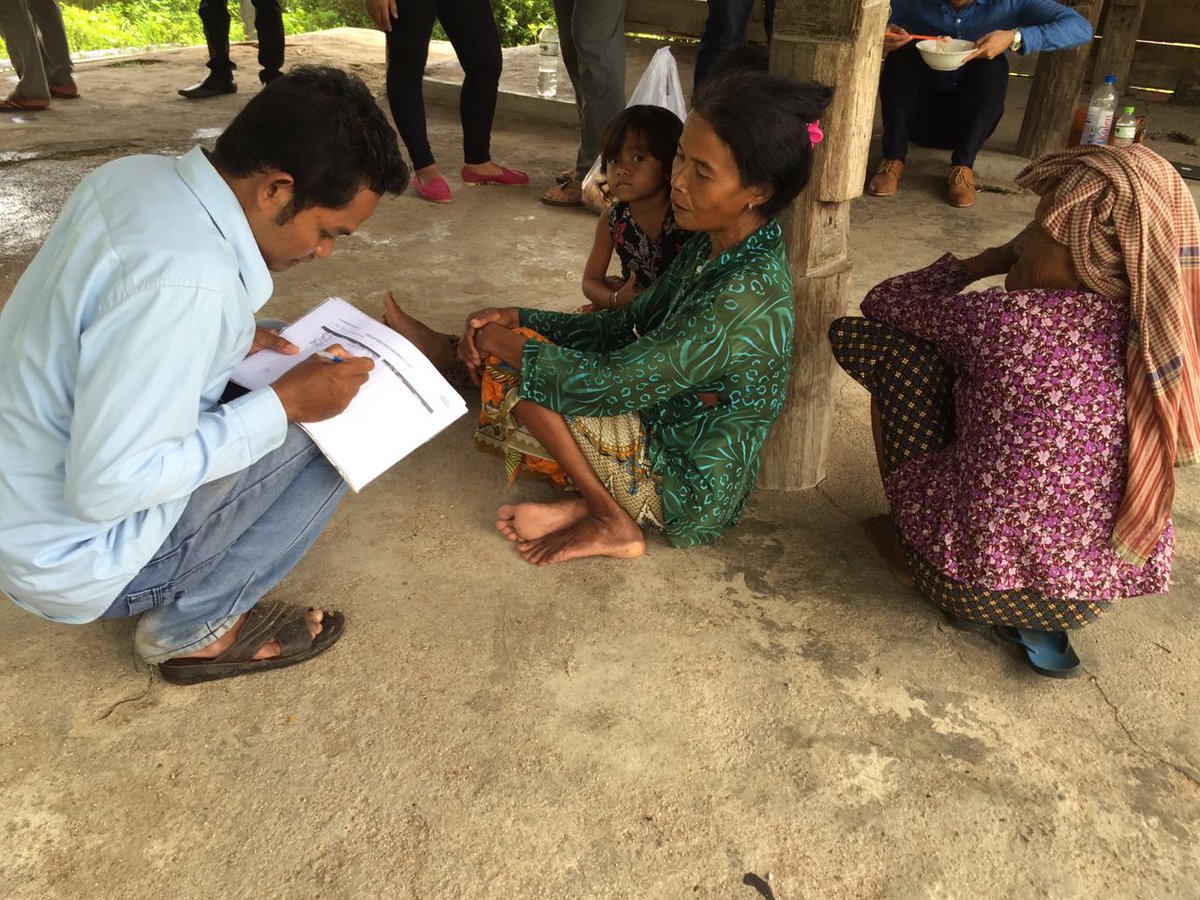 HDommelUNCDF's tweet image. .@UNCDFSHIFT in the field with @kamworkssolar signing in participants at the village sales meeting

#solarenergy #paygo #WESHIFT