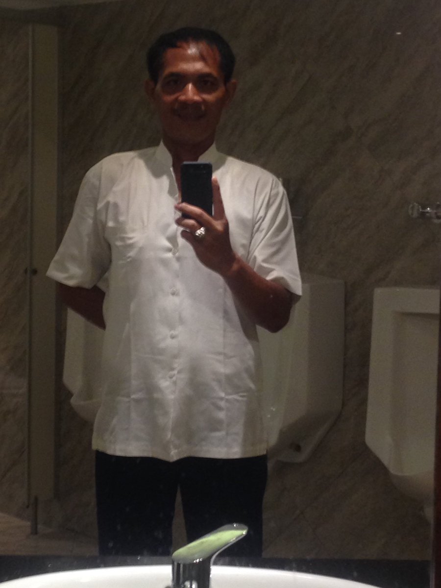 DanaBali5's tweet photo. Numpang selfie mumpung tamux gi main golf https://t.co/tk5DfMSd6s