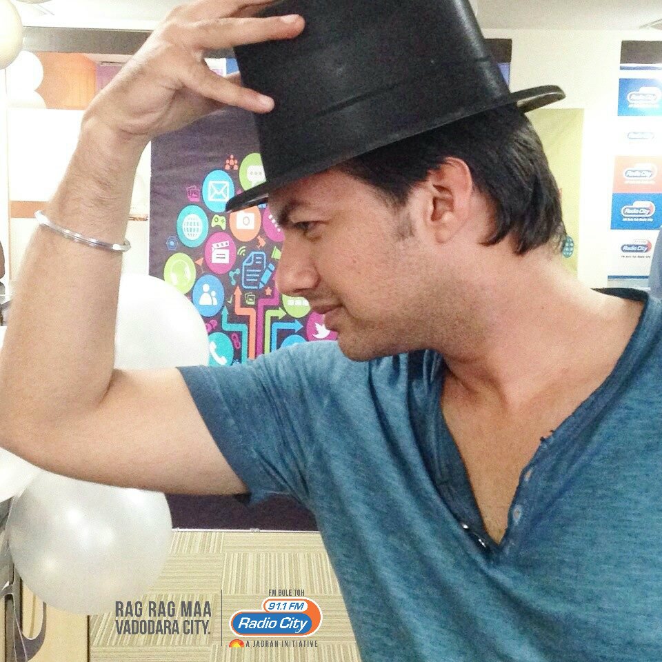 radiocityindia's tweet image. Catch @RJ_Roshan this evening doing #TotalTimePass with you &amp;amp;  win passes of Surabhi Kamani Presents-The Ultimate Musical Journey
#Vadodara