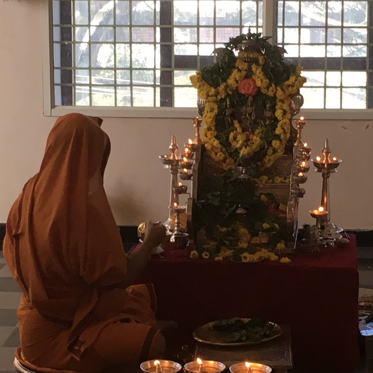 ShankaraPeetha's tweet photo. @SriSamsthana @hareraama @HMahamandala @tmadiyal @srigokarna 
ಪ್ರಾರ್ಥನೆಯ ಪೂರ್ವದಲ್ಲಿ, ಚೆಂಗುಲಾಬಿಯು ಪ್ರಭುವಿನ ಕಿರೀಟಾಗ್ರದಲ್ಲಿದ್ದಾಗ.. https://t.co/PxZ3aoc8GM