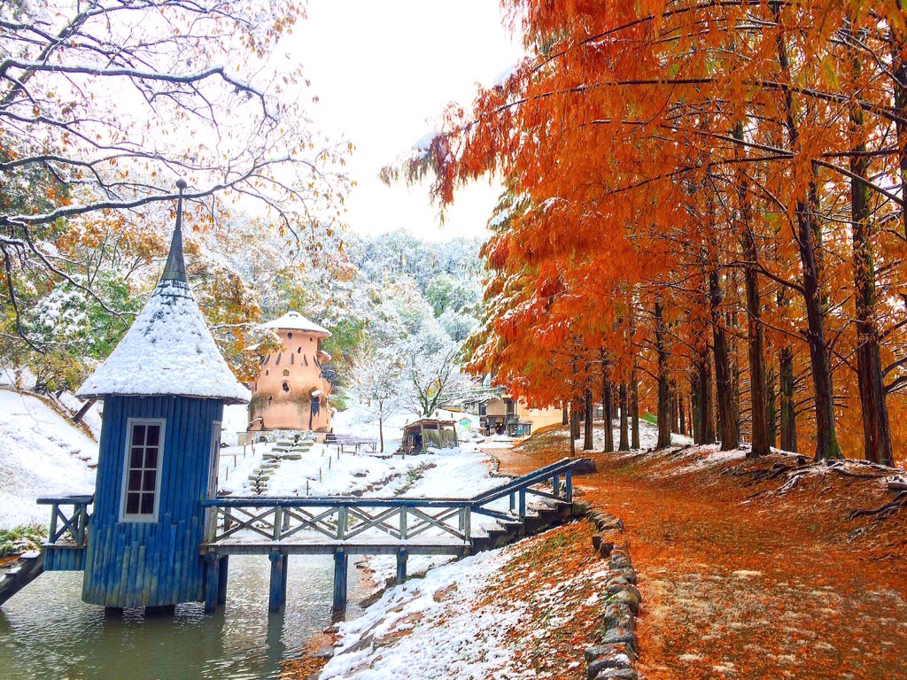 Missybon 紅葉 雪景一次收集 為了拍這個我現在重感冒 関東 で初雪が降った 埼玉県の飯能市に あけぼの子どもの森公園に 紅葉と北欧風の建物に雪が降り積もり 氷と火の画像に幻想的絶景です T Co Cb6mbdgeuf ムーミン谷 あけぼの子どもの