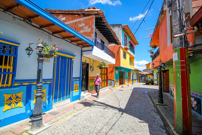 hemera_studio's tweet photo. Guatapé, la ville colorée qui ressource tous les créatifs en manque d'inspiration #art #architecture https://t.co/gigfPLixiI