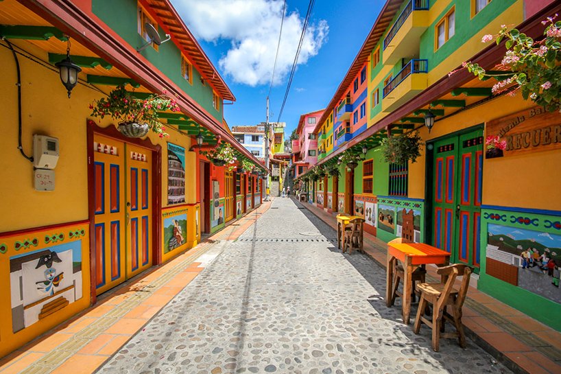 hemera_studio's tweet photo. Guatapé, la ville colorée qui ressource tous les créatifs en manque d'inspiration #art #architecture https://t.co/gigfPLixiI