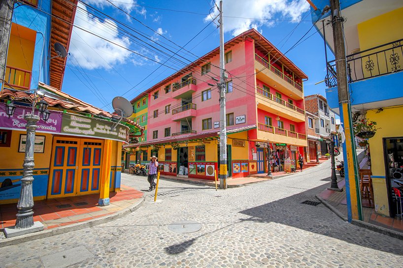 hemera_studio's tweet photo. Guatapé, la ville colorée qui ressource tous les créatifs en manque d'inspiration #art #architecture https://t.co/gigfPLixiI