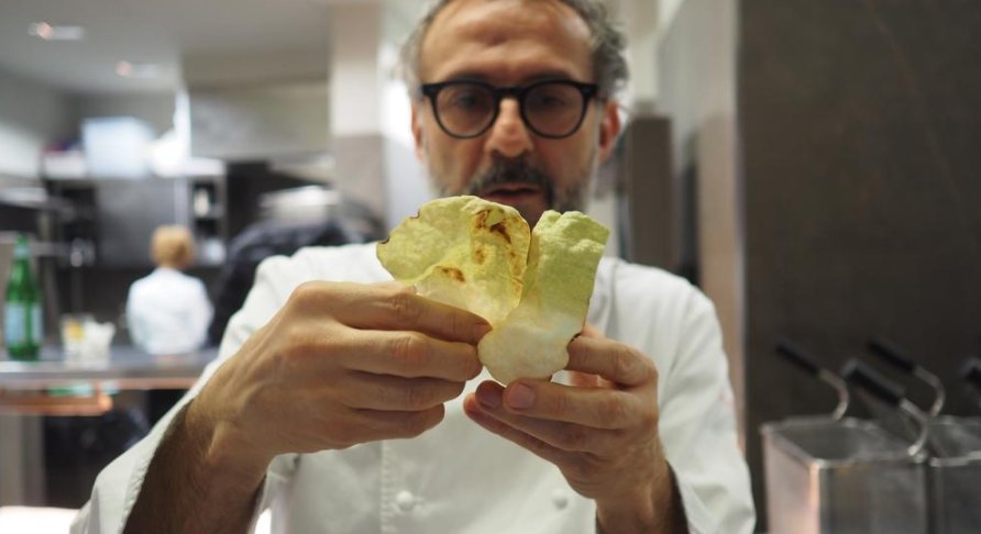 MunchiesDanmark's tweet photo. Massimo Bottura om kampen for at samle Italiens køkken: https://t.co/HNYfm4ChnA https://t.co/EO1xEIqPkc