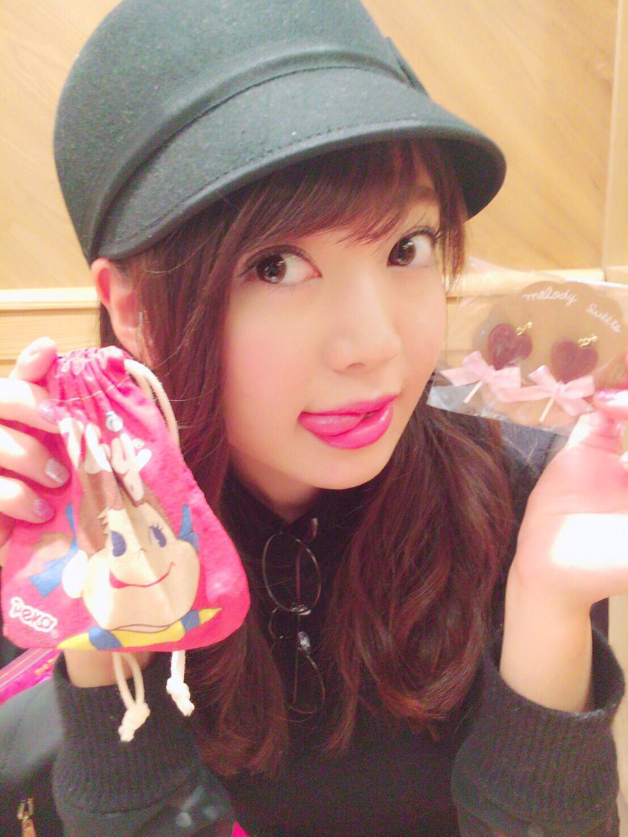 成田 梨紗 Pa Twitter 物販でいただいたチョコレートがついてるピアス よーく見たらmilkyって ペコちゃんグッズの仲間入り