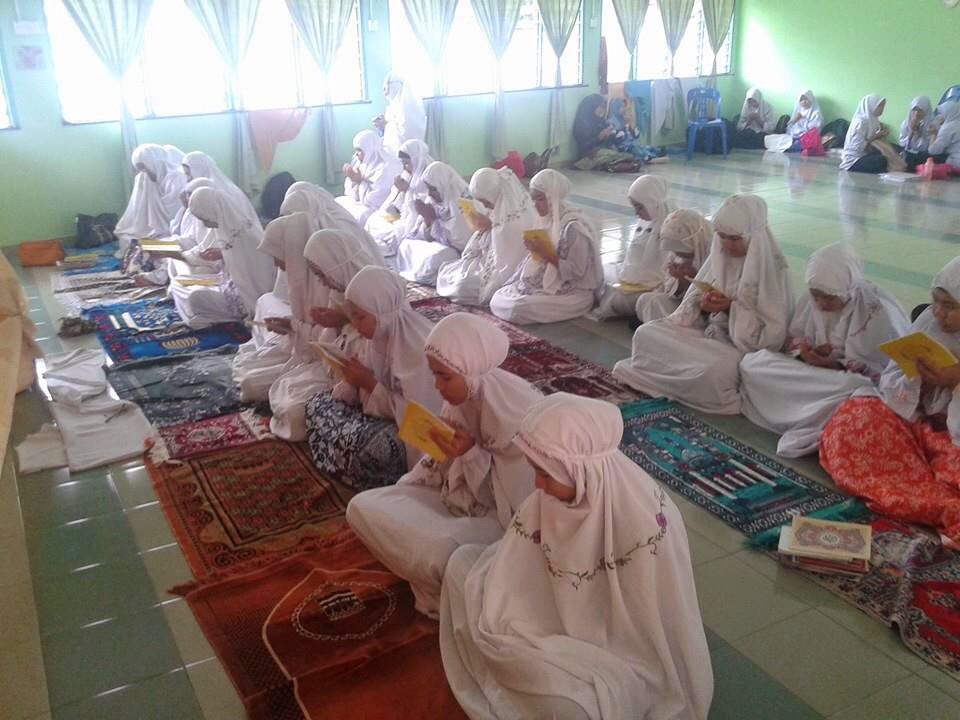 BetoAzhari's tweet photo. Muslimah kt surau time asrama:

Bukak langsir VS tutup langsir https://t.co/BQjY8iQDjr