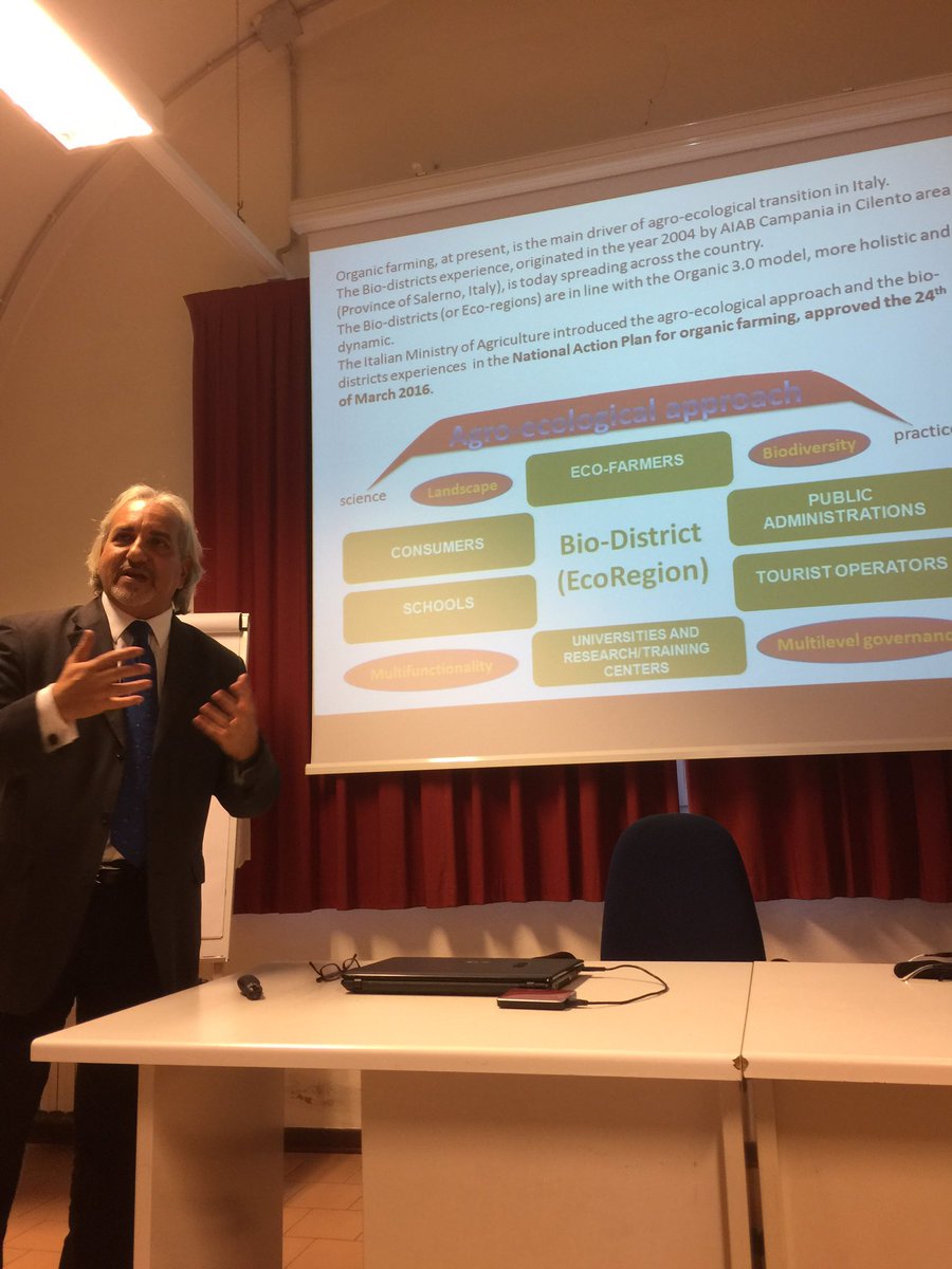 RossVetrano's tweet photo. #Comunicazioneambientale ospite Salvatore Basile si parla di #biodistretti in particolare quello del Cilento. @compassunibo #dailycompass https://t.co/jx9QpSnLQF