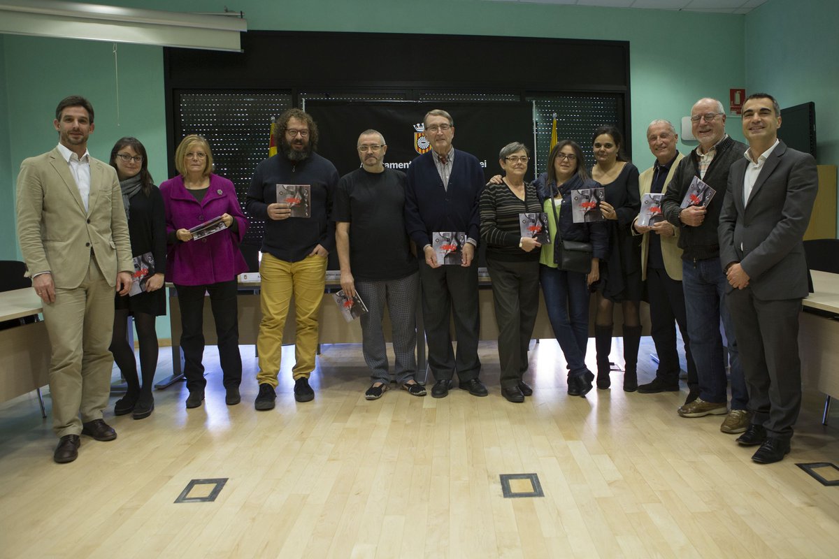 AjMolinsdeRei's tweet photo. La signatura al Llibre d’Honor de l’Ajuntament clou els actes d’homenatge del 50 aniversari d’Els Dracs #molinsderei https://t.co/GgURfVzTHb https://t.co/jZFjl3Tdsc