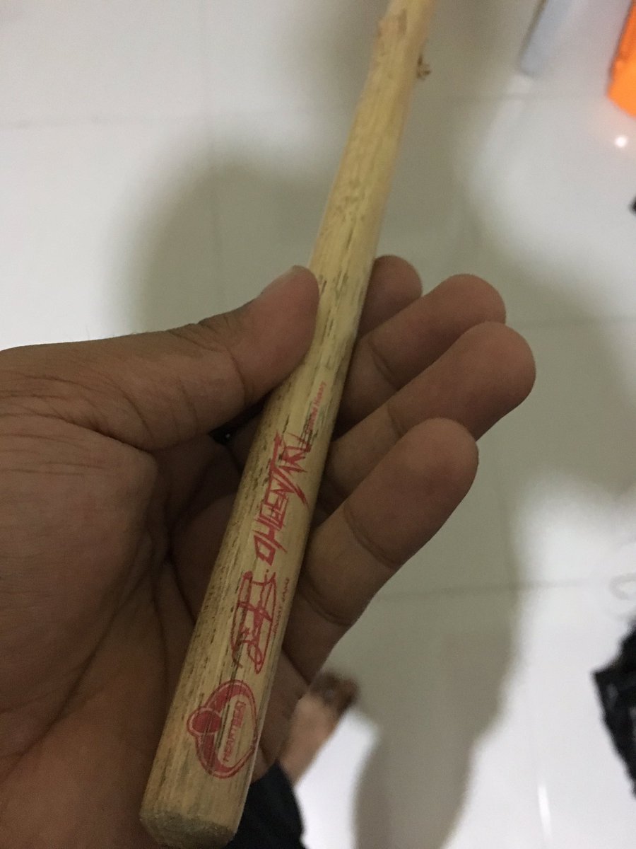 aimanmelati's tweet photo. Thankyou @xohchentakux for the souvenir. Thanks sebab baling tepat masuk lobang hidungku. #NMF2016 https://t.co/HMRh0rTZM1