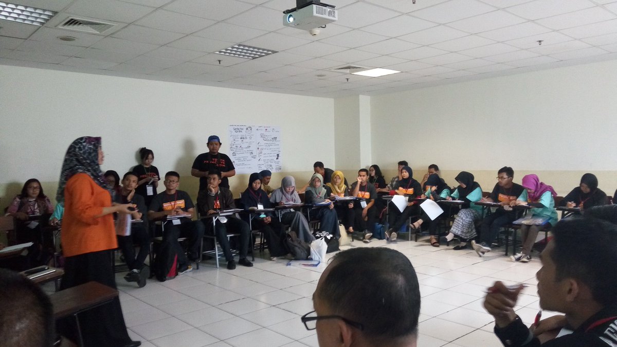 YouthProactive's tweet photo. Diskusi dimulai dengan paparan seru dari mbak @titianggraini (@perludem). Menarik banget,  Youth! 😎 #YCAC2016 #IACF5 https://t.co/xIc2vAkHg1