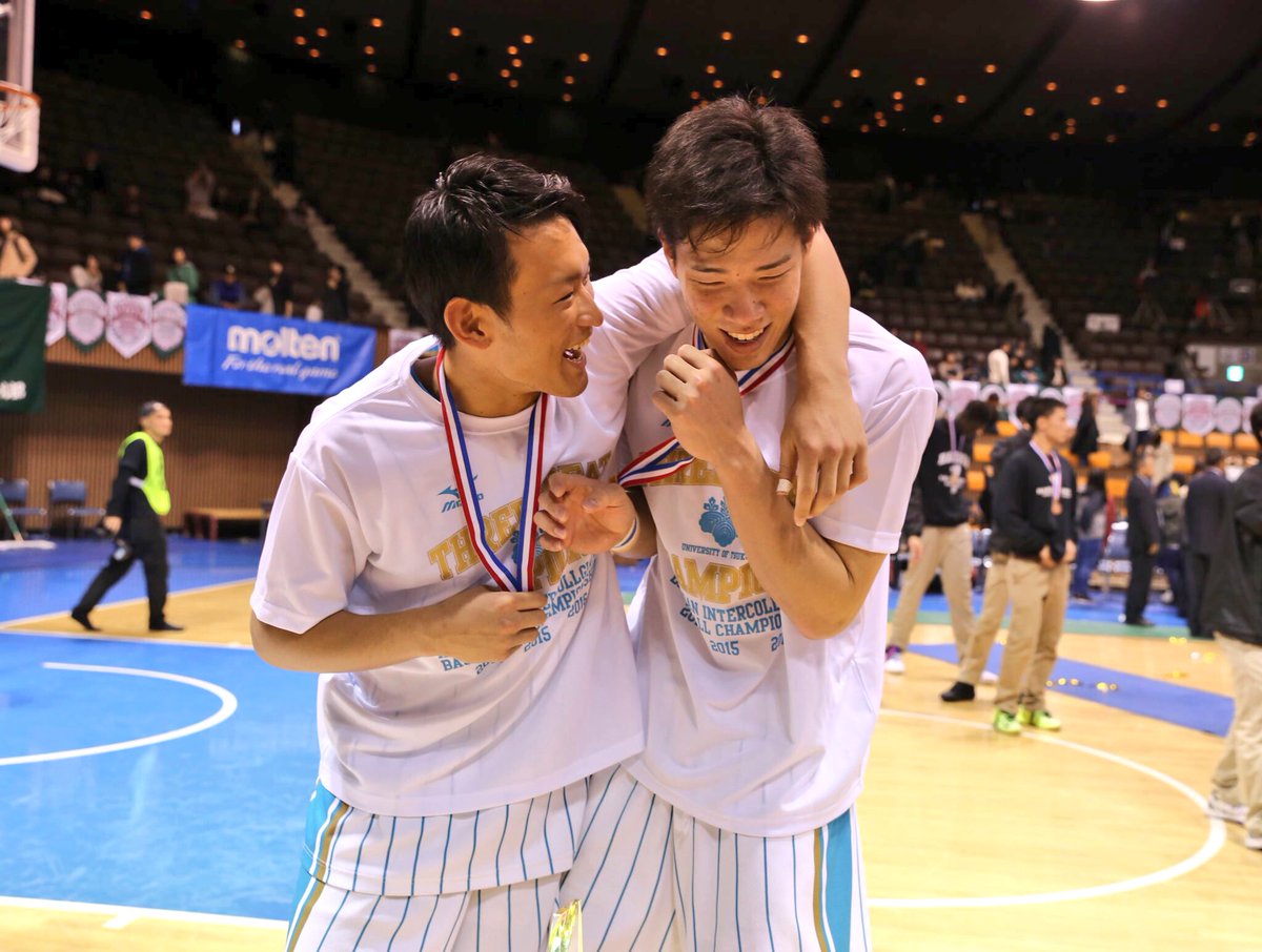 Cspark インカレバスケ16 青木太一 馬場雄大 Aoki Taichi Babaseyo 16 11 27 68thインカレ 大学バスケ インカレ3連覇 表彰式後 後輩から先輩に T Co Qhgytrrrge Twitter