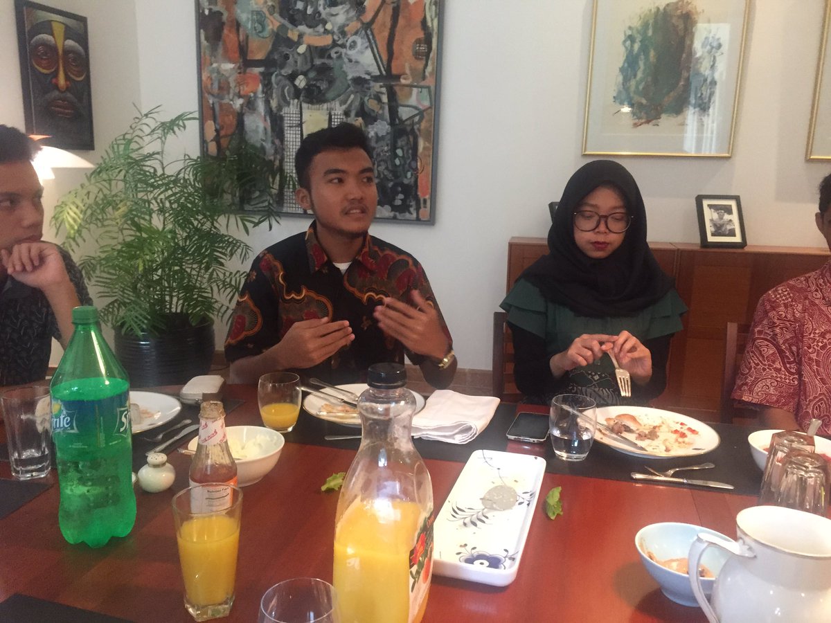 Good questions &amp; lots of curiosity at lunch in 🇩🇰 residence w/ <a href="/DubesDenmark/">Sten Frimodt Nielsen</a>, <a href="/FifiAleyda/">Fifi Aleyda Yahya</a> &amp; talented young students from all over 🇮🇩