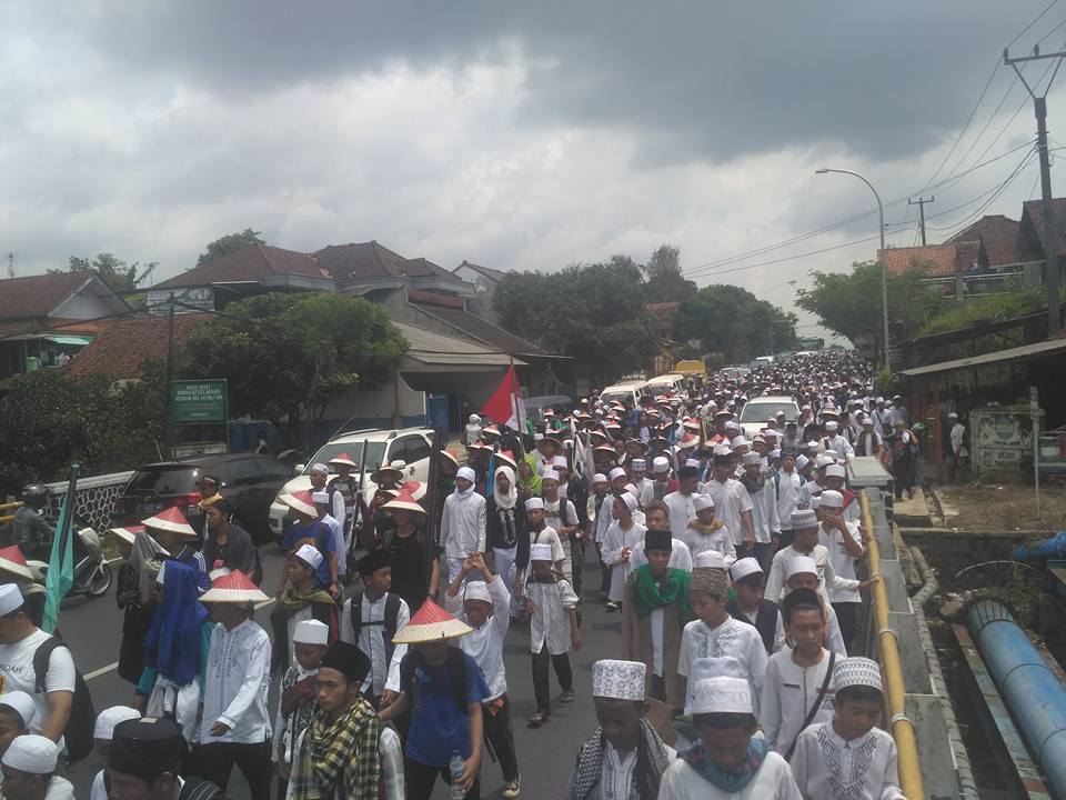 hidcom's tweet photo. Dilarang pakai bus, warga Ciamis mulai jalan kaki ke Jakarta Aksi Bela Islam III #HalaqohUlamaRakyat https://t.co/s5QOECrxRY