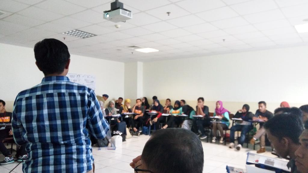 YouthProactive's tweet photo. Selanjutnya, mas @aryafernandes dari @CSISIndonesia sedang memaparkan materinya mengenai anak muda &amp; demokrasi! #YCAC2016 #IACF5 https://t.co/0uG3PSuFqE