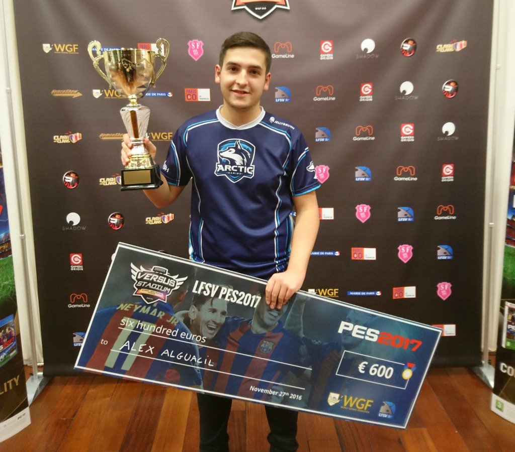 VandalSports's tweet photo. El jugador de @ArcticGamingES, @AlexAlguacil8 se proclama campeón del @VersusStadium de PES 2017 https://t.co/l0MzY4jJFu https://t.co/Z2sMcmpxVn