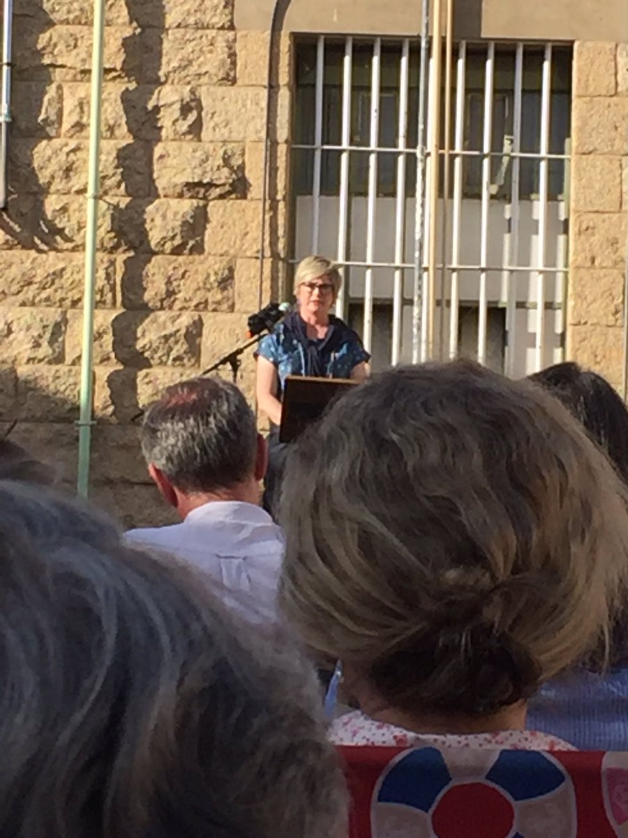GaolBeechworth's tweet photo. Libby Ward-Christie from @SocialTradersAU introduces #socent to 200 strong crowd tonight. https://t.co/0MCdGzwta0