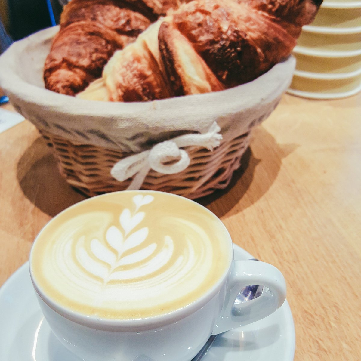 Judys_Good_Life's tweet photo. Un #café, des #croissants et beaucoup d'amour, la semaine commence en douceur chez Judy ! ☕ #FromJudyWithLove #goodmorning https://t.co/qEejuet9EM