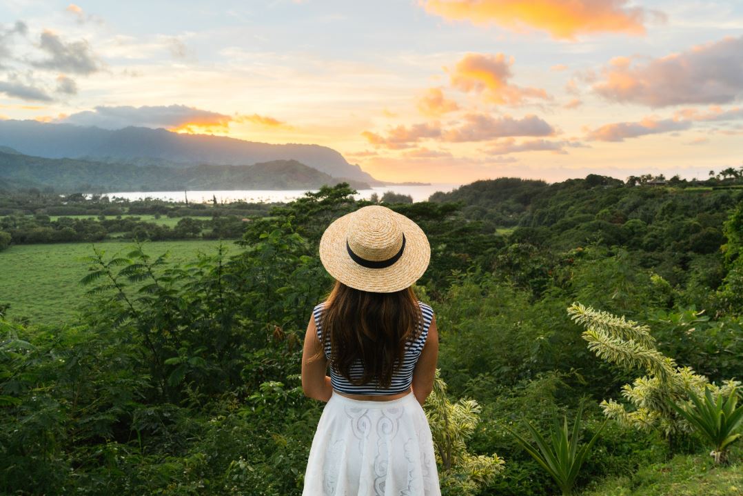 gohawaiiau's tweet photo. @reneeroaming and @matthewhahnelphotograph swapped peak hour traffic for a views like this! #Kauai https://t.co/A7iHyaDjpp #MyLocalHawaii https://t.co/AsTwEth6Je