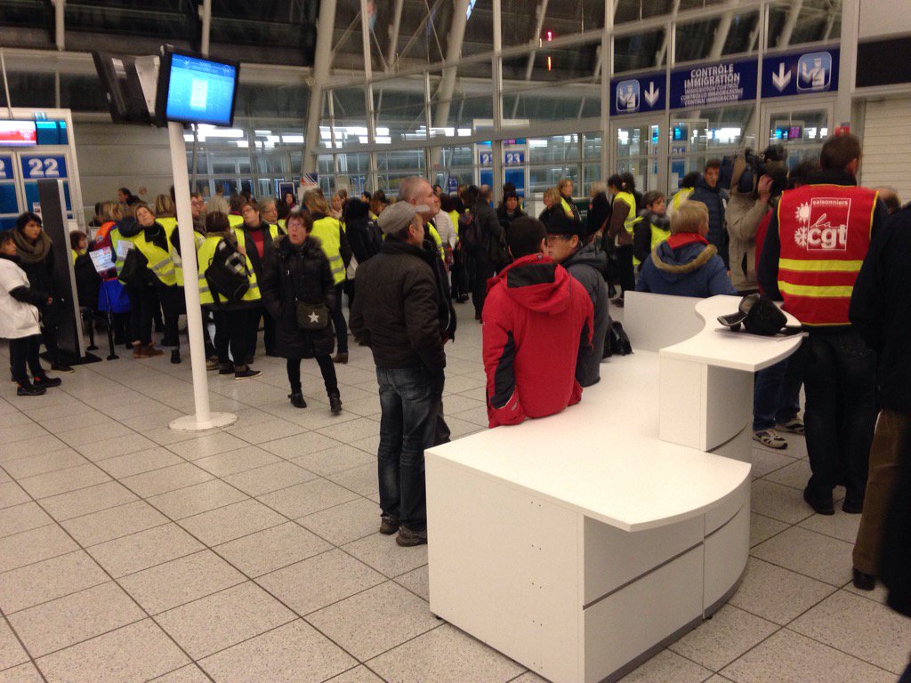 Regis_Bachelu's tweet photo. Blocage de @AeroportLourdes levé. Un vol perturbé @AirFranceFR . Plus d'infos sur @100pour100radio https://t.co/TaxqgaQayD
