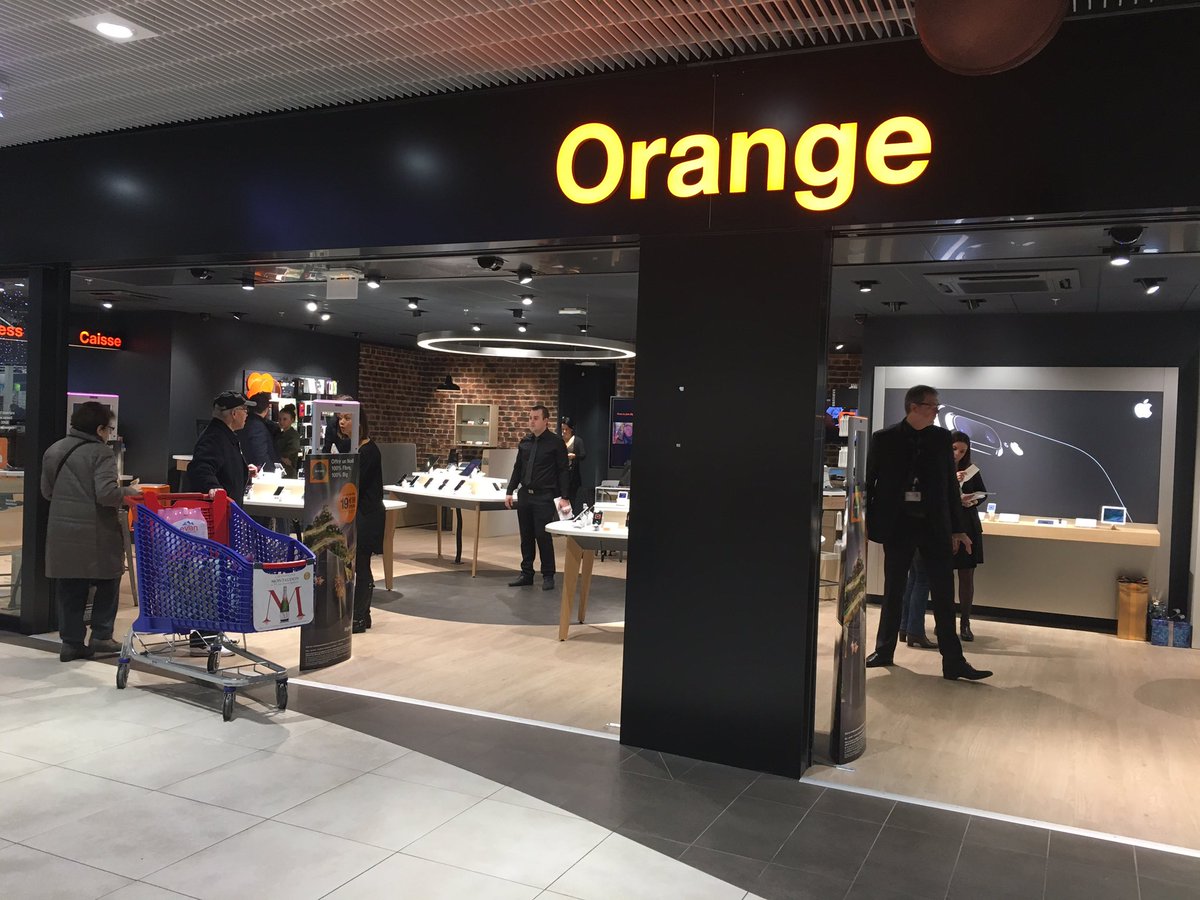 idelestre's tweet photo. Bienvenue dans le dernier #smarstore #orange de #vannes. Toute l'équipe heureuse de vous  y accueillir. @JacobsPierre @FLeMounier https://t.co/bTGnHHrsx0