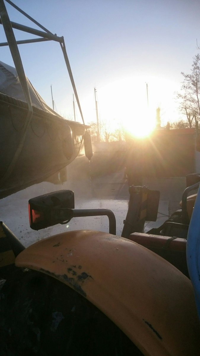 dedrijfveer's tweet photo. Ijsbaan maken @HavenAkkrum. #laatsteloodjes #winterstalling https://t.co/rUeRMm4p36