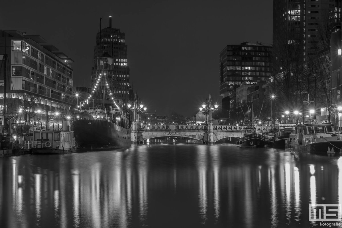 010bynight's tweet photo. De #winhaven in #Rotterdam door @marcvanderstelt op #cavas of #fotoprint aan de muur? Bestel via https://t.co/dvOOMcnNkC #fineart #print https://t.co/ts8xO8XPAk