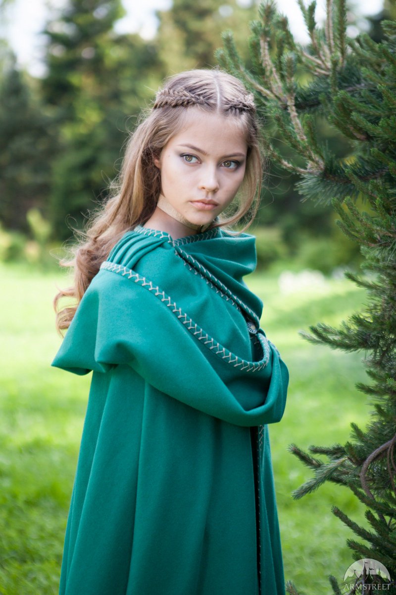 Bestickter Wollmantel „Die Zauberin“
armstreet.de/shop/gewandung…