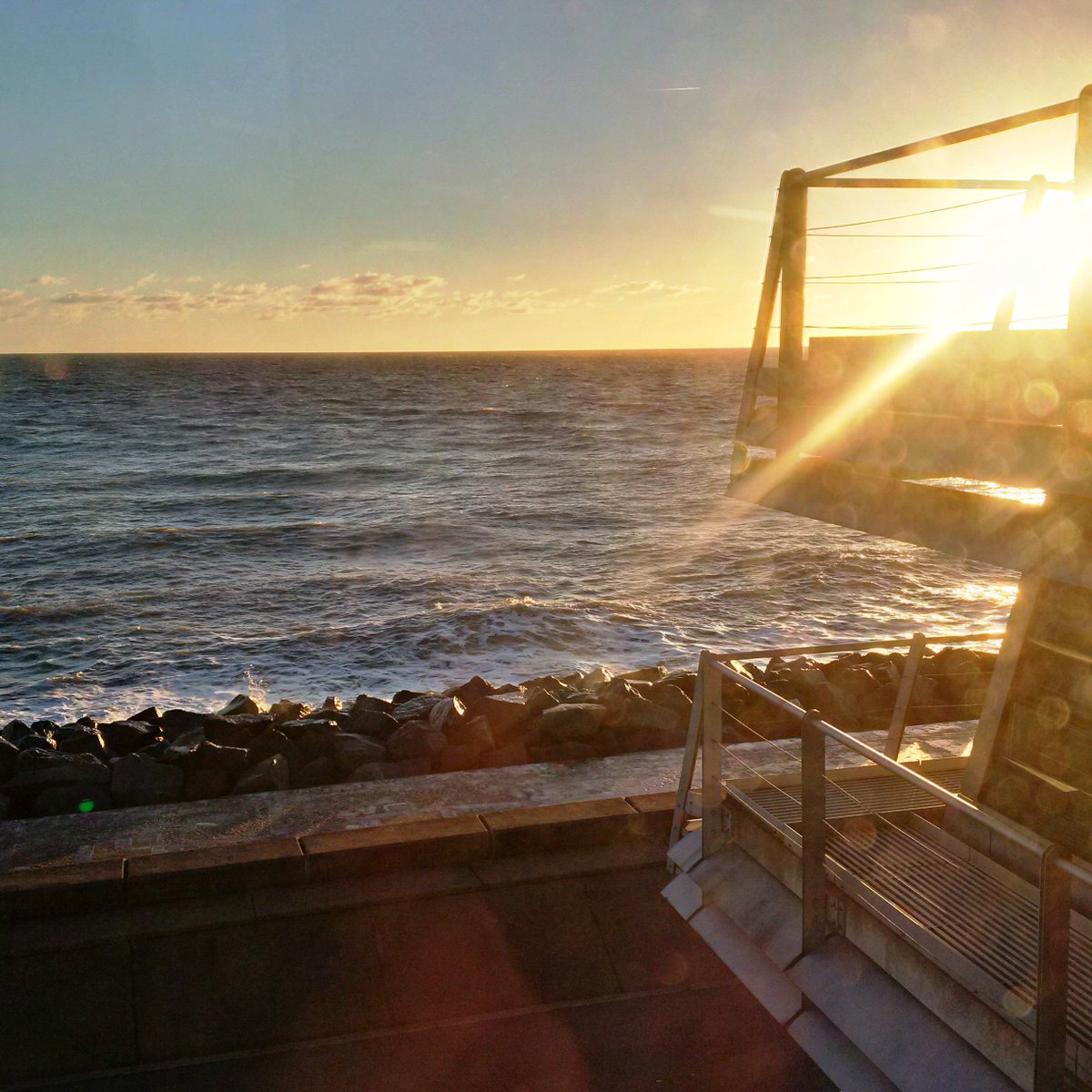 minerva_tec's tweet photo. Another glorious November day in #Lowestoft #HappyMonday! https://t.co/OBTnwYvZEg
