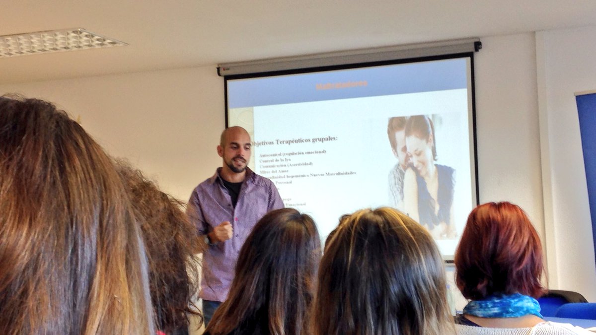 MariaRosa_AA's tweet photo. Hoy en el curso de #ViolenciaDeGenero nos centramos en el maltratador y su terapia. #PMORVG #LasRozas https://t.co/bUJ18L0liQ