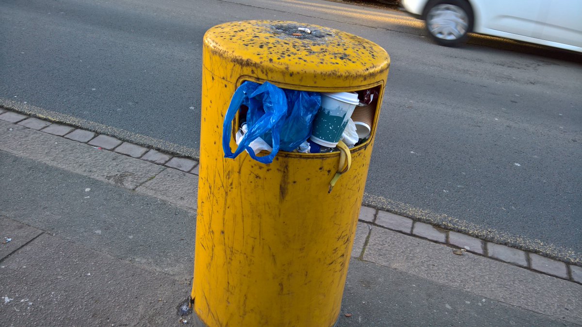 More full up bins - this one is in Claremont Road #CleanUpBarnet