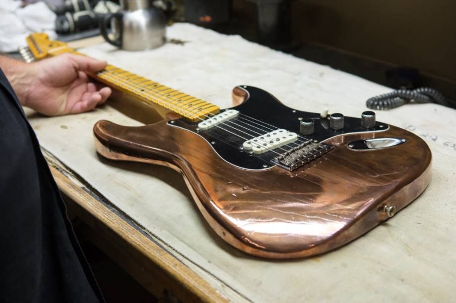 FENDER STRATO ロビーロバートソンモデルをプロの工房で製作しま