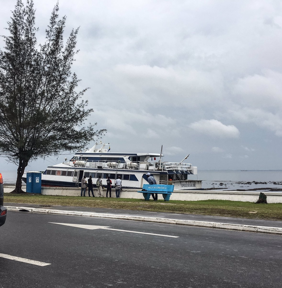 tvgabon24's tweet photo. #Gabon 🇬🇦 image du bateau échoué au large de #Libreville https://t.co/S35vqrp3bA