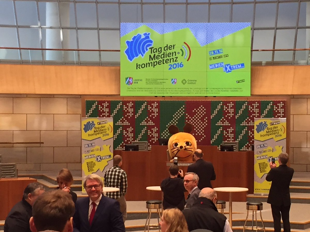Bologna12345678's tweet photo. Auch die Maus ist schon da - gleich wird der #TdM16 offiziell im @LandtagN eröffnet @WDR_Presse @LfMNRW @NRWToGo @DGNRW #DED16 https://t.co/X5NTPhBJJr