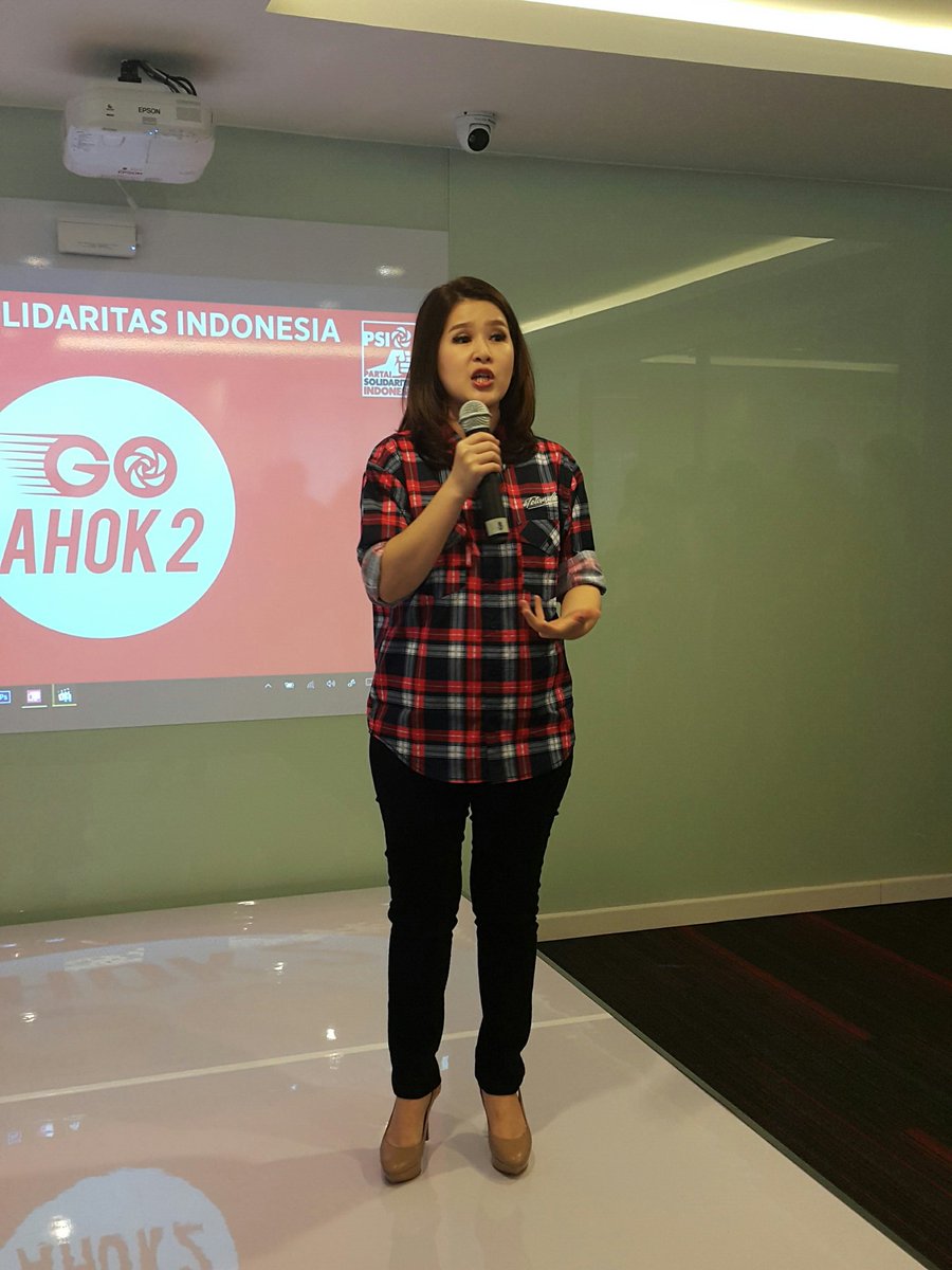psi_id's tweet photo. Sis @grace_nat membuka acara. "Politik adalah kreatifitas," kata Ketum PSI ini #GoAhok2 https://t.co/pWPDGvKDLW