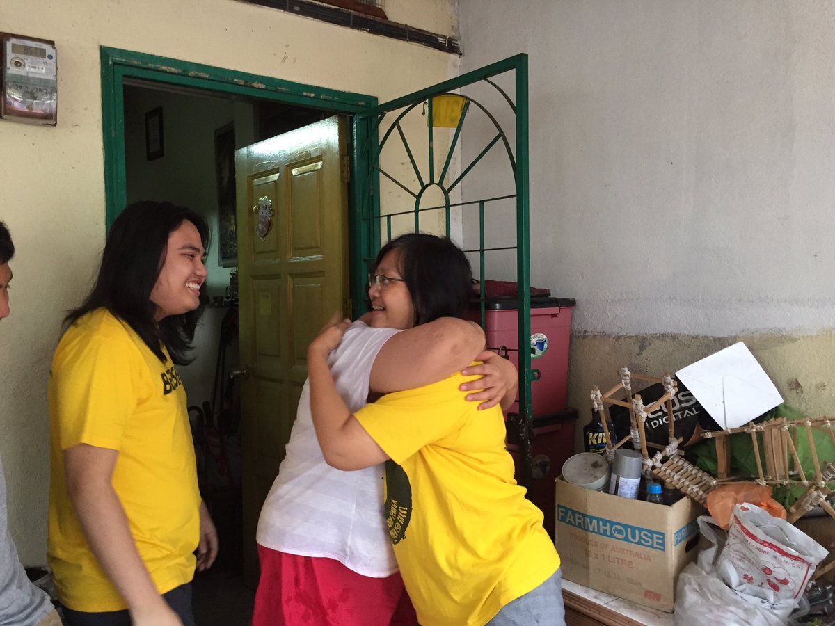 BebasMaria's tweet photo. Maria re-united with her family. #BebasMaria #MansuhSOSMA https://t.co/JsYVnJSVQh
