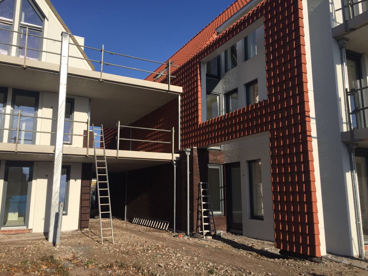 VanStiphoutBouw's tweet photo. 📸📸 uit #Drunen. Het kleinschalige appartementencomplex 'De Heerlijkheid' steekt mooi af tegen de blauwe lucht ☀️#bouwen https://t.co/SNs2xDhyOM