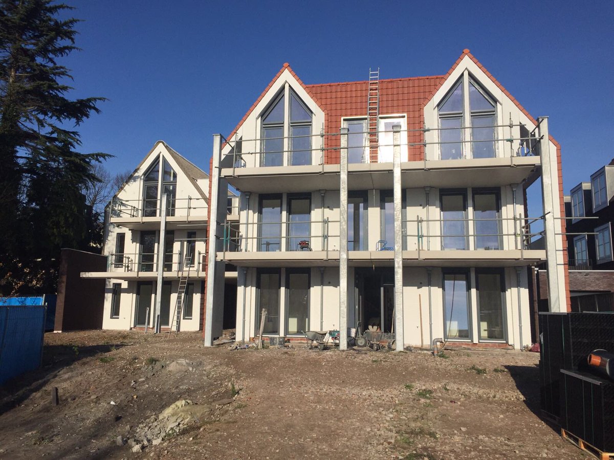 VanStiphoutBouw's tweet photo. 📸📸 uit #Drunen. Het kleinschalige appartementencomplex 'De Heerlijkheid' steekt mooi af tegen de blauwe lucht ☀️#bouwen https://t.co/SNs2xDhyOM