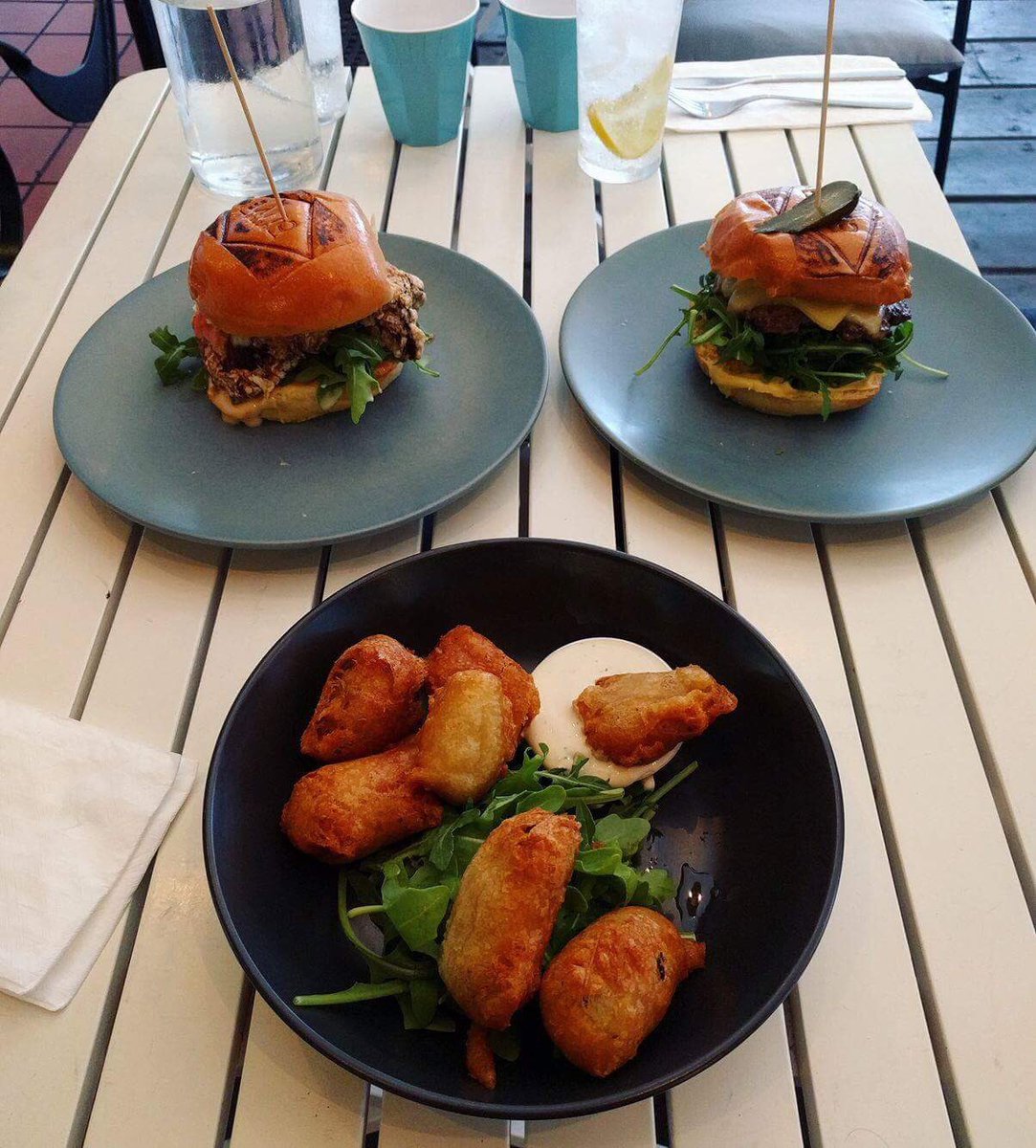 Our 2nd Sofar for November kicking off with some tasty bites at <a href="/LittleCliveCafe/">Little Clive</a>! Burgers+tunes=Monday done right! #sofarbrisbane