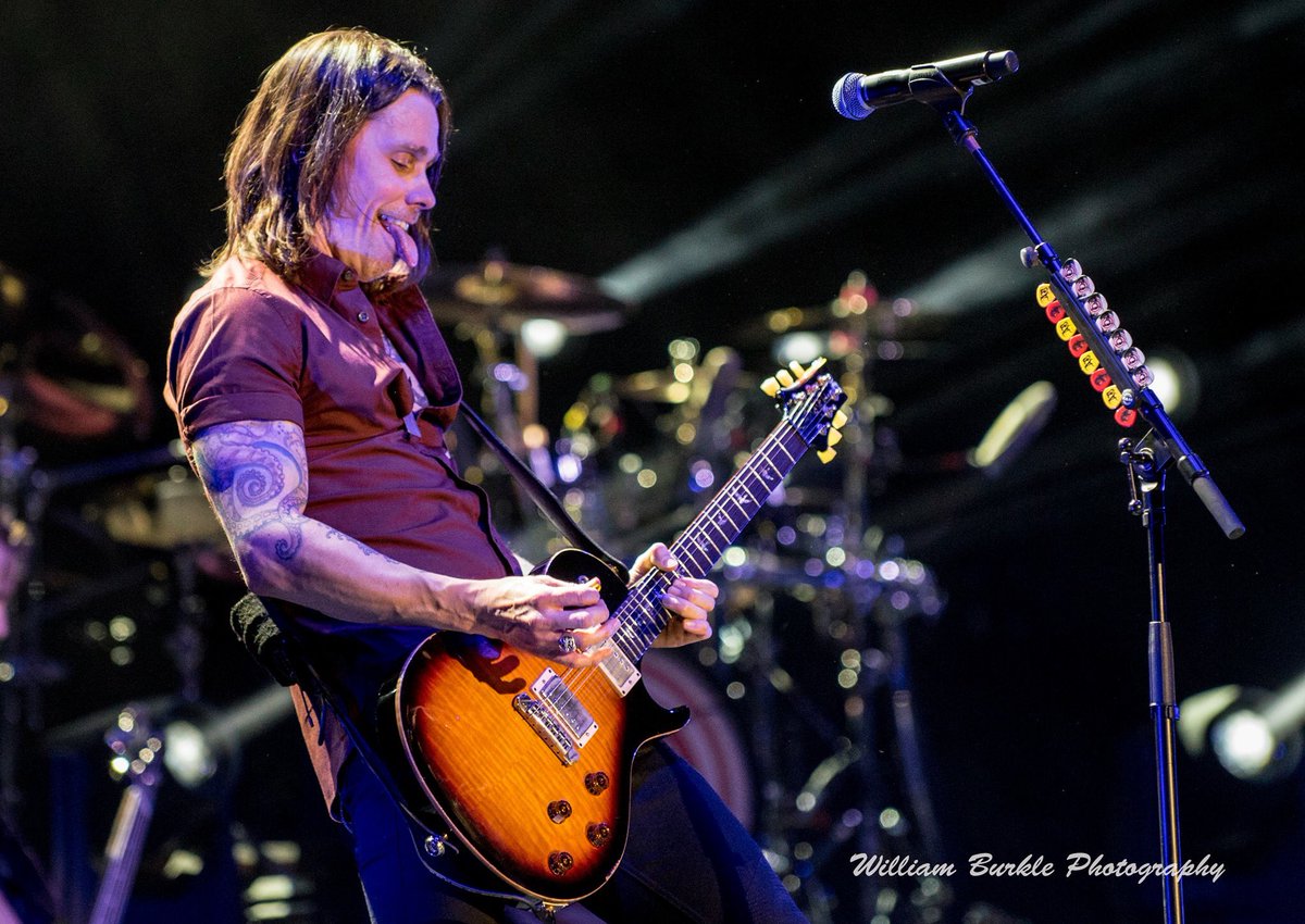 Alter_BridgeFR's tweet photo. Vous en voulez encore? Toujours à Birmingham mais cette fois les photos sont de @williamburkle62 ! @alterbridge  #TheLastHeroTour https://t.co/MflpLGvNw3