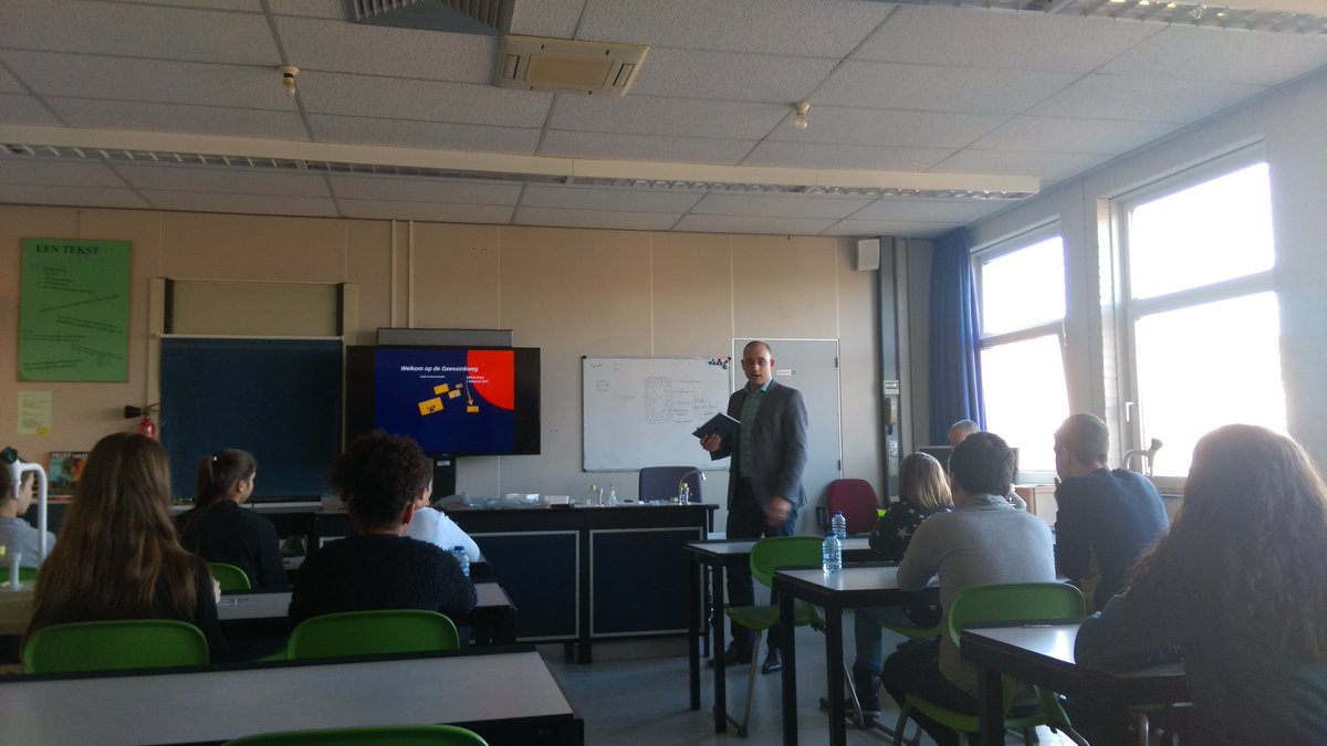 Groep 8 is op bezoek bij <a href="/BcGeessink/">Bc Geessinkweg</a>. Eggchallenge was een succes! Nu wat informatie en dan biologie.