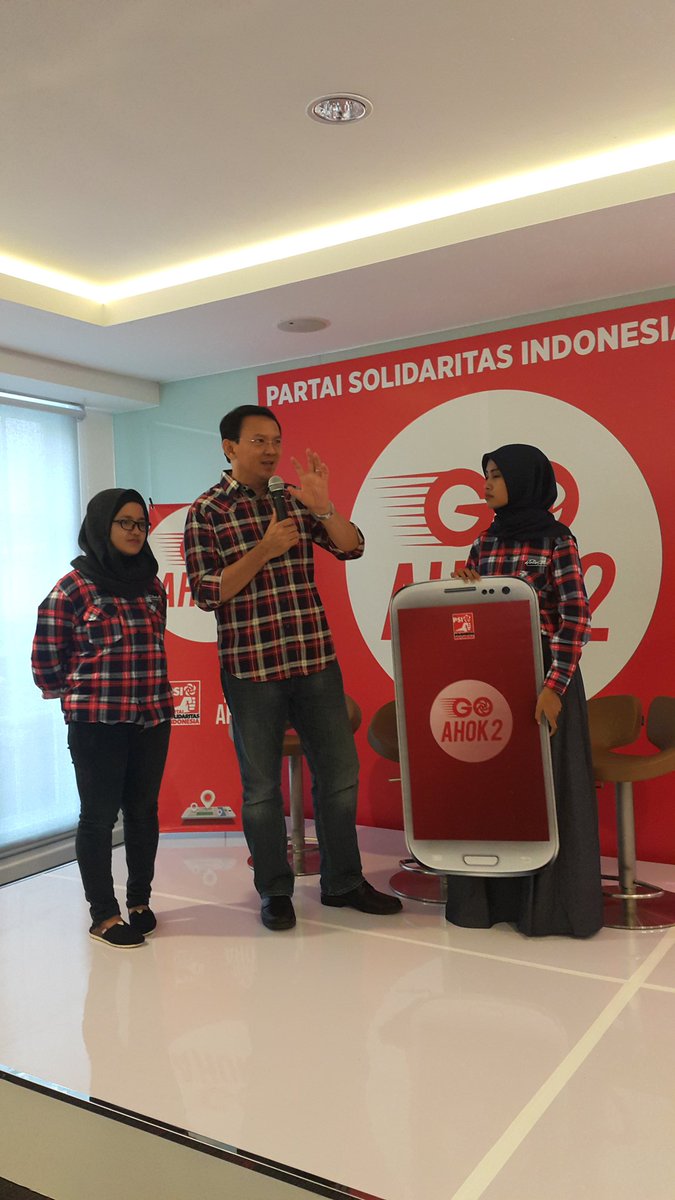 psi_id's tweet photo. Pak Ahok antusias menyambut peluncuran aplikasi ini. "KREATIF!" kata Pak @basuki_btp  #GoAhok2 https://t.co/ajAs8aAd6z